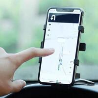 Suport auto pentru telefon cu clema bord, rotire 360 grade, bratari laterale cu arc, universal, negru